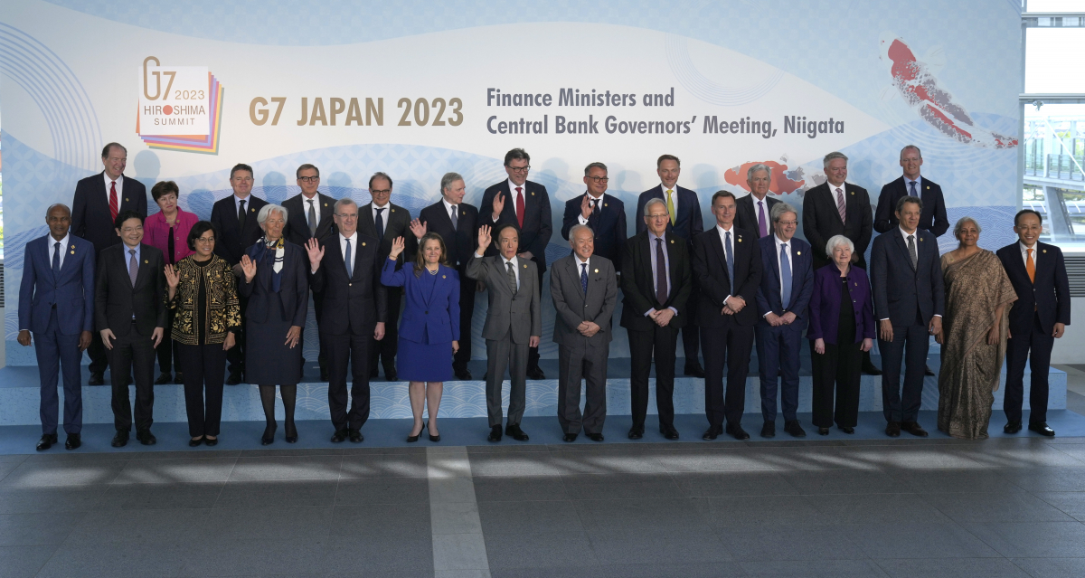 ▲주요7개국(G7) 중앙은행 총재·재무장관들이 12일(현지시간) 일본 니가타현 니가타시에서 열린 G7 재무장관·중앙은행 총재 회의 참석차 모여 기념사진을 촬영하고 있다. 니가타(일본)/AP뉴시스