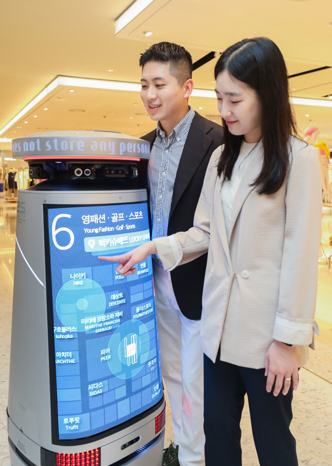 ▲서울 강남구에 위치한 현대백화점 무역센터점 6층에서 고객들이 GPT-플래티(Platy) 로봇을 체험하고 있다. (사진제공=현대백화점)