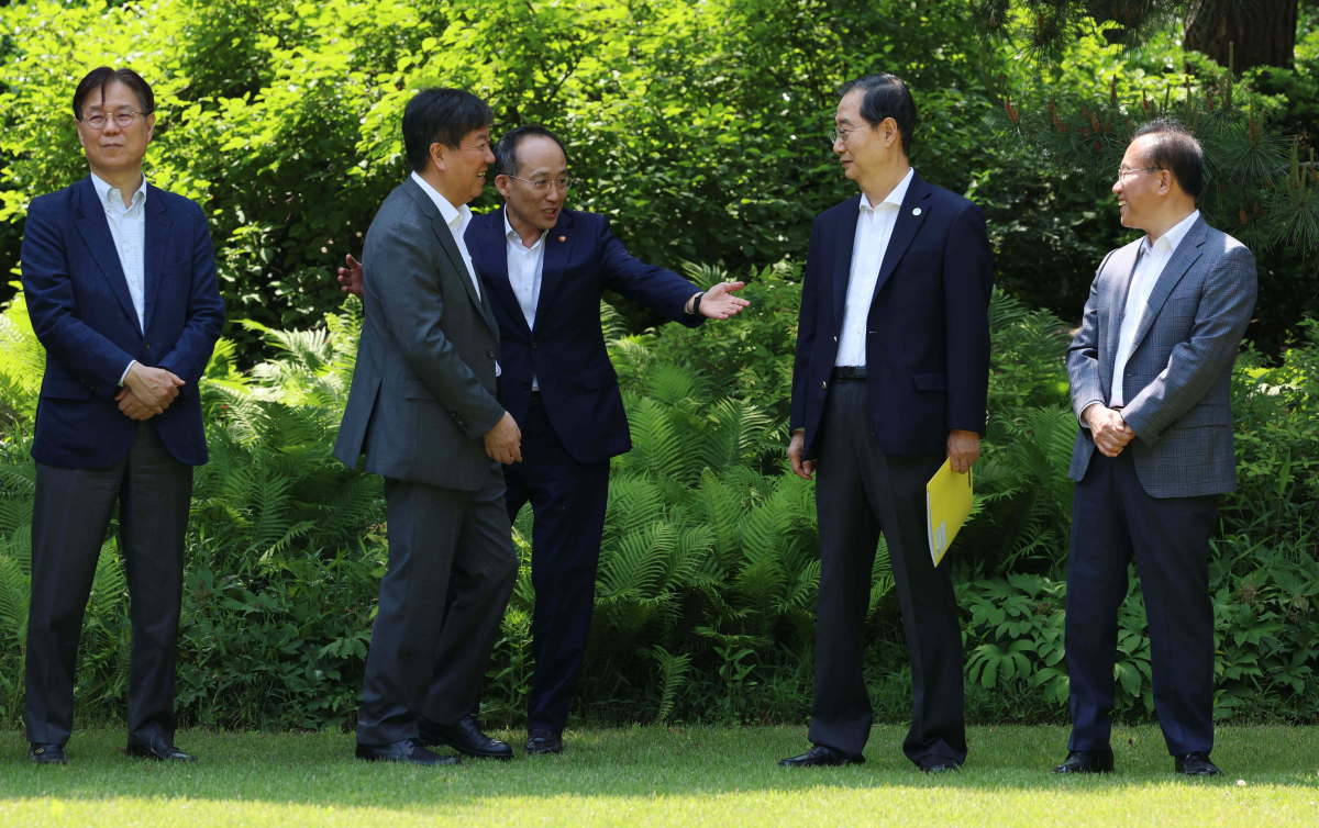 ▲14일 서울 종로구 총리공관에서 열린 고위당정협의회에 앞서 추경호 부총리 겸 기획재정부 장관이 김대기 대통령 비서실장에게 한덕수 국무총리 옆에 설 것을 권하고 있다. 신태현 기자 holjjak@