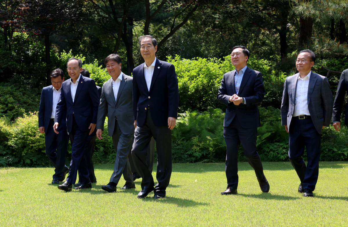▲14일 서울 종로구 총리공관에서 열린 고위당정협의회에 한덕수 국무총리, 김기현 국민의힘 대표, 김대기 대통령 비서실장, 추경호 부총리 겸 기획재정부 장관, 윤재옥 국민의힘 원내대표 등이 참석하고 있다. 신태현 기자 holjjak@