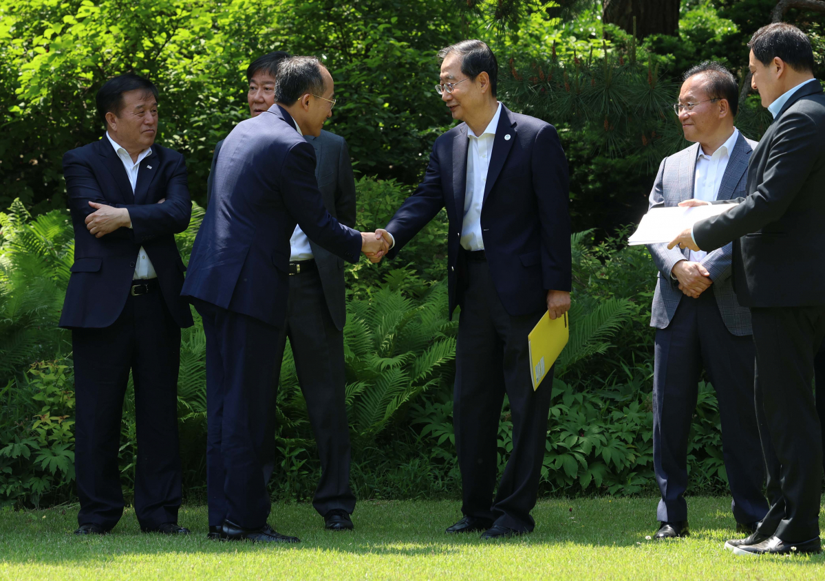 ▲14일 서울 종로구 총리공관에서 열린 고위당정협의회에 앞서 한덕수(오른쪽) 국무총리와 추경호 부총리 겸 기획재정부 장관이 인사하고 있다. 신태현 기자 holjjak@