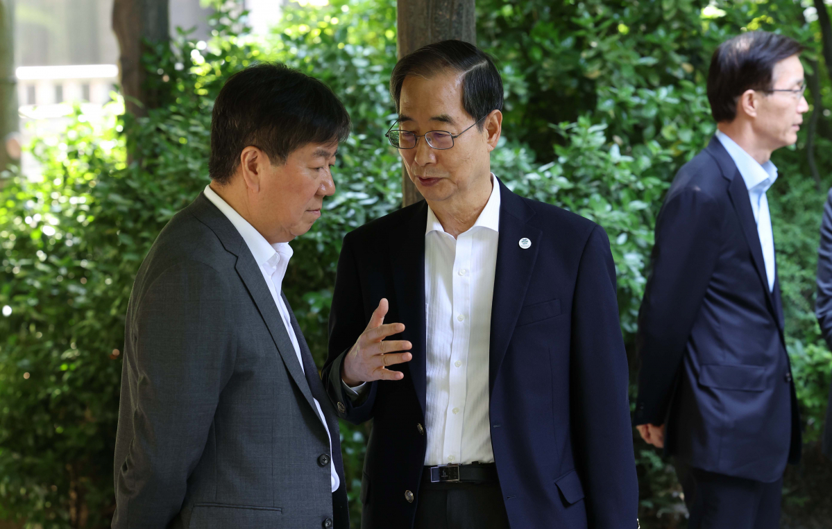 ▲14일 서울 종로구 총리공관에서 열린 고위당정협의회에 앞서 한덕수(오른쪽) 국무총리와 김대기 대통령 비서실장이 대화하고 있다. 신태현 기자 holjjak@