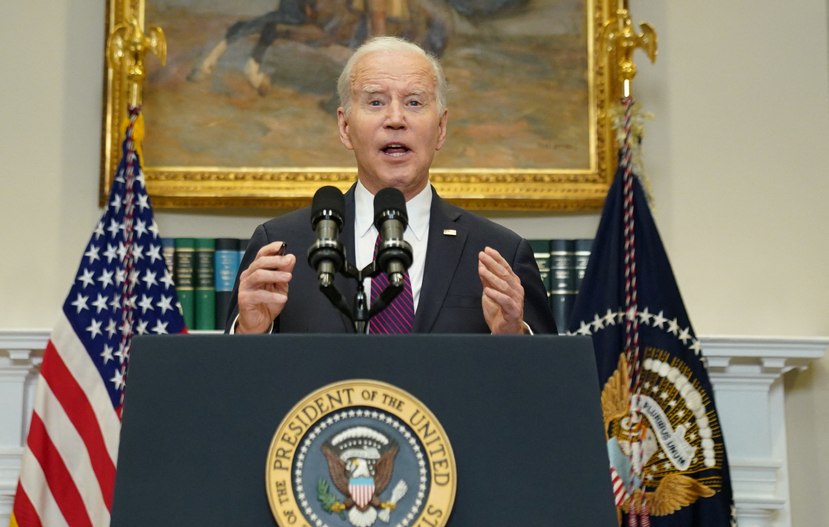 ▲조 바이든 미국 대통령이 9일(현지시간) 워싱턴D.C. 백악관에서 케빈 매카시 하원의장, 미치 매코널 공화당 상원 원내대표 등 의회 지도부와 부채 한도 문제에 대해 논의한 뒤 기자회견하고 있다. 워싱턴D.C./로이터연합뉴스