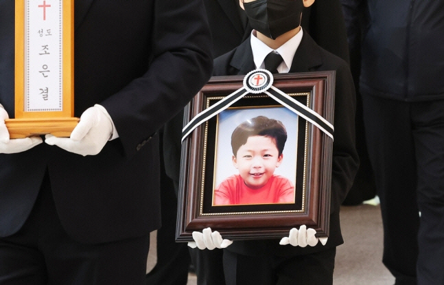 ▲14일 오후 경기도 수원시 아주대학교병원 장례식장에서 지난 10일 어린이보호구역(스쿨존)에서 우회전 신호 위반 버스에 치여 숨진 조은결 군 발인이 엄수되고 있다. 연합뉴스
