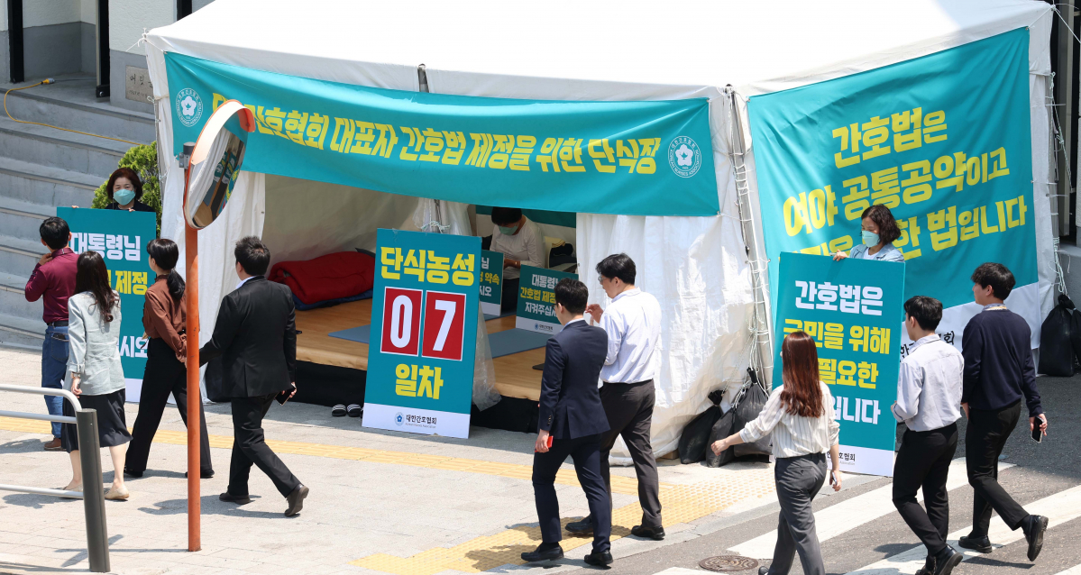 ▲대한간호협회 대표단이 15일 서울 중구 간호협회 회관 앞에서 간호법 공포 촉구 단식 농성을 이어가고 있다. 김영경 간협 회장 등 대표단은 9일부터 국회 본회의를 통과한 간호법의 조속한 공포를 촉구하며 무기한 단식 중이나 간호법에 대해 정부와 여당이 윤석열 대통령에게 재의 요구권, 즉 거부권 행사를 공식 건의한 상태다. 간호법은 16일 국무회의에 상정될 예정으로, 당일 윤 대통령이 재의 요구권을 행사할 가능성이 크다. 신태현 기자 holjjak@