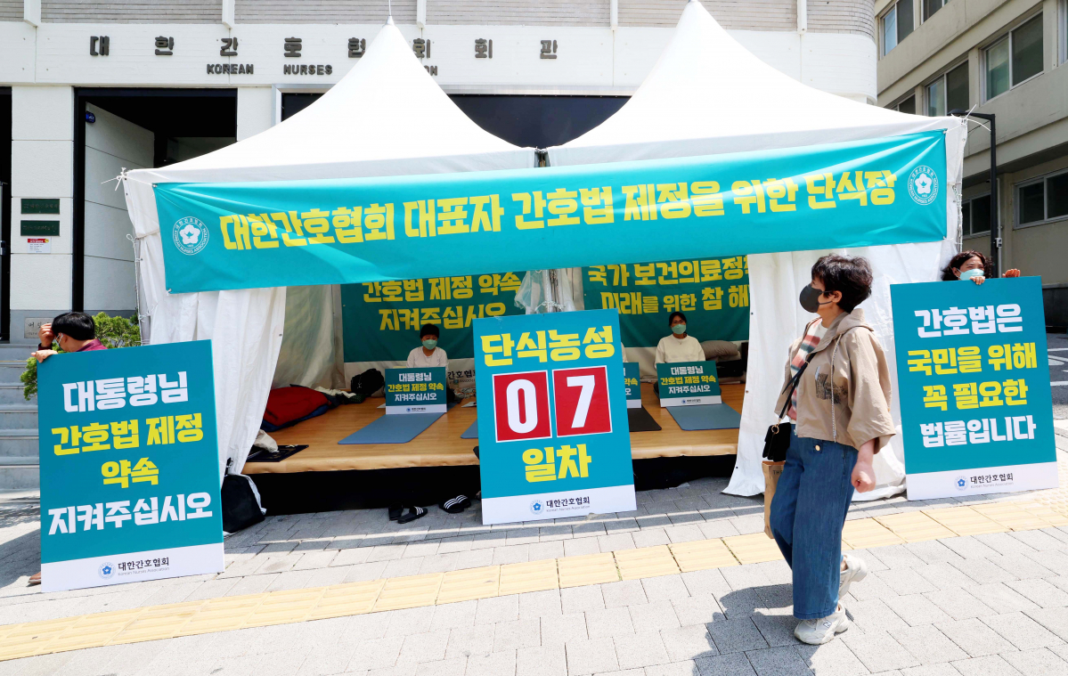 ▲대한간호협회 대표단이 15일 서울 중구 간호협회 회관 앞에서 간호법 공포 촉구 단식 농성을 이어가고 있다. 김영경 간협 회장 등 대표단은 9일부터 국회 본회의를 통과한 간호법의 조속한 공포를 촉구하며 무기한 단식 중이나 간호법에 대해 정부와 여당이 윤석열 대통령에게 재의 요구권, 즉 거부권 행사를 공식 건의한 상태다. 간호법은 16일 국무회의에 상정될 예정으로, 당일 윤 대통령이 재의 요구권을 행사할 가능성이 크다. 신태현 기자 holjjak@