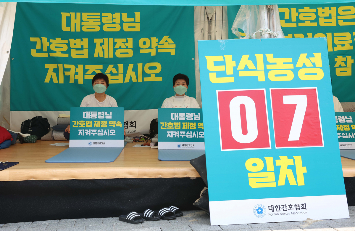 ▲대한간호협회 대표단이 15일 서울 중구 간호협회 회관 앞에서 간호법 공포 촉구 단식 농성을 이어가고 있다. 김영경 간협 회장 등 대표단은 9일부터 국회 본회의를 통과한 간호법의 조속한 공포를 촉구하며 무기한 단식 중이나 간호법에 대해 정부와 여당이 윤석열 대통령에게 재의 요구권, 즉 거부권 행사를 공식 건의한 상태다. 신태현 기자 holjjak@