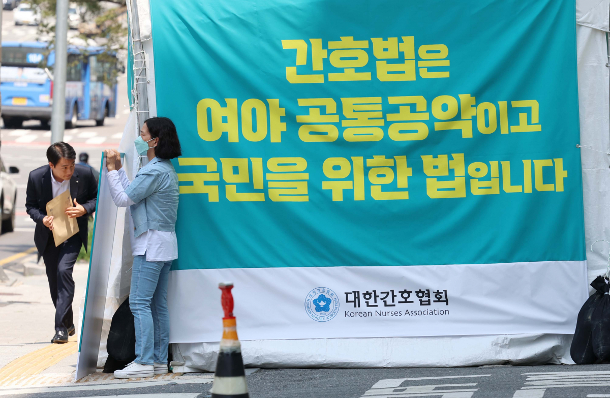 ▲대한간호협회 대표단이 15일 서울 중구 간호협회 회관 앞에서 간호법 공포 촉구 단식 농성을 이어가고 있다. 김영경 간협 회장 등 대표단은 9일부터 국회 본회의를 통과한 간호법의 조속한 공포를 촉구하며 무기한 단식 중이나 간호법에 대해 정부와 여당이 윤석열 대통령에게 재의 요구권, 즉 거부권 행사를 공식 건의한 상태다. 간호법은 16일 국무회의에 상정될 예정으로, 당일 윤 대통령이 재의 요구권을 행사할 가능성이 크다. 신태현 기자 holjjak@