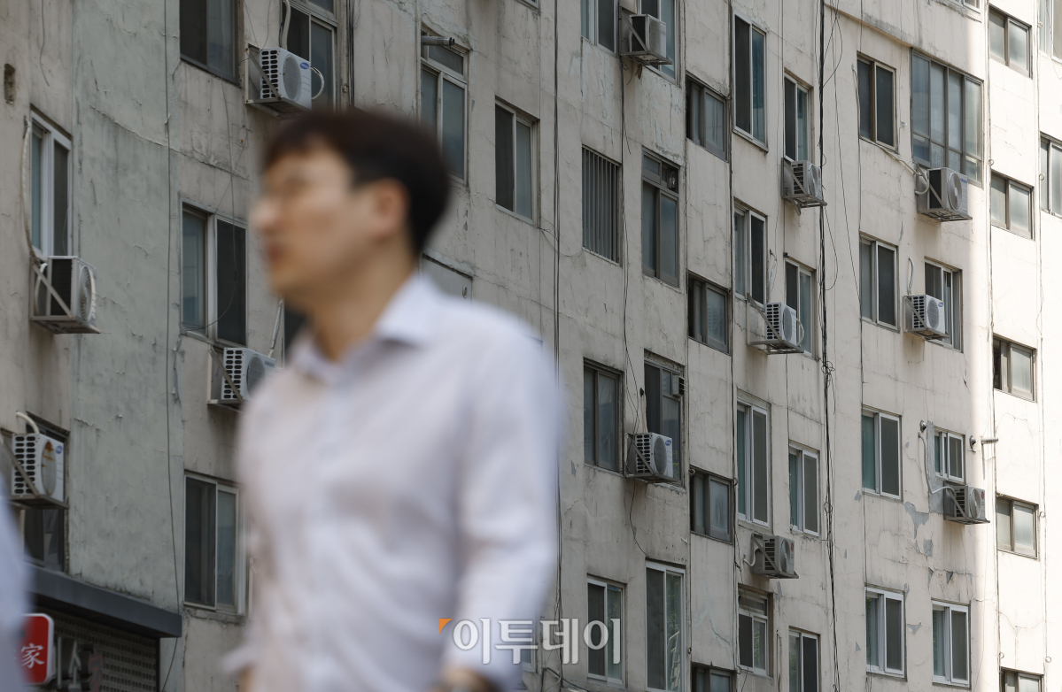 ▲정부가 2분기 전기요금 인상을 발표한 15일 서울 시내 한 아파트 외벽에 실외기가 설치돼 있다. 이날 산업통상자원부에 따르면 16일부터 전기요금이 kWh(킬로와트)당 8원, 가스요금이 MJ(메가줄)당 1.04원 인상된다. 이에따라 4인 가구 기준 전기요금은 월평균 3020원, 가스요금은 4400원으로 각각 오른다. 정부가 이번 인상안과 함께 에너지 취약계층 지원 대책과 냉방요금 부담 완화 대책을 발표했지만 전기요금이 오르면서 실질적인 체감 부담은 더 클 전망이다. 조현호 기자 hyunho@