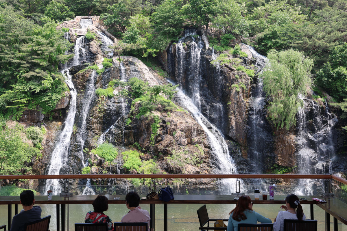 ▲전국이 평년기온을 웃도는 초여름날씨를 보인 15일 서울 서대문구 홍제천 인공폭포 앞 그늘에서 시민들이 더위를 식히고 있다. 신태현 기자 holjjak@