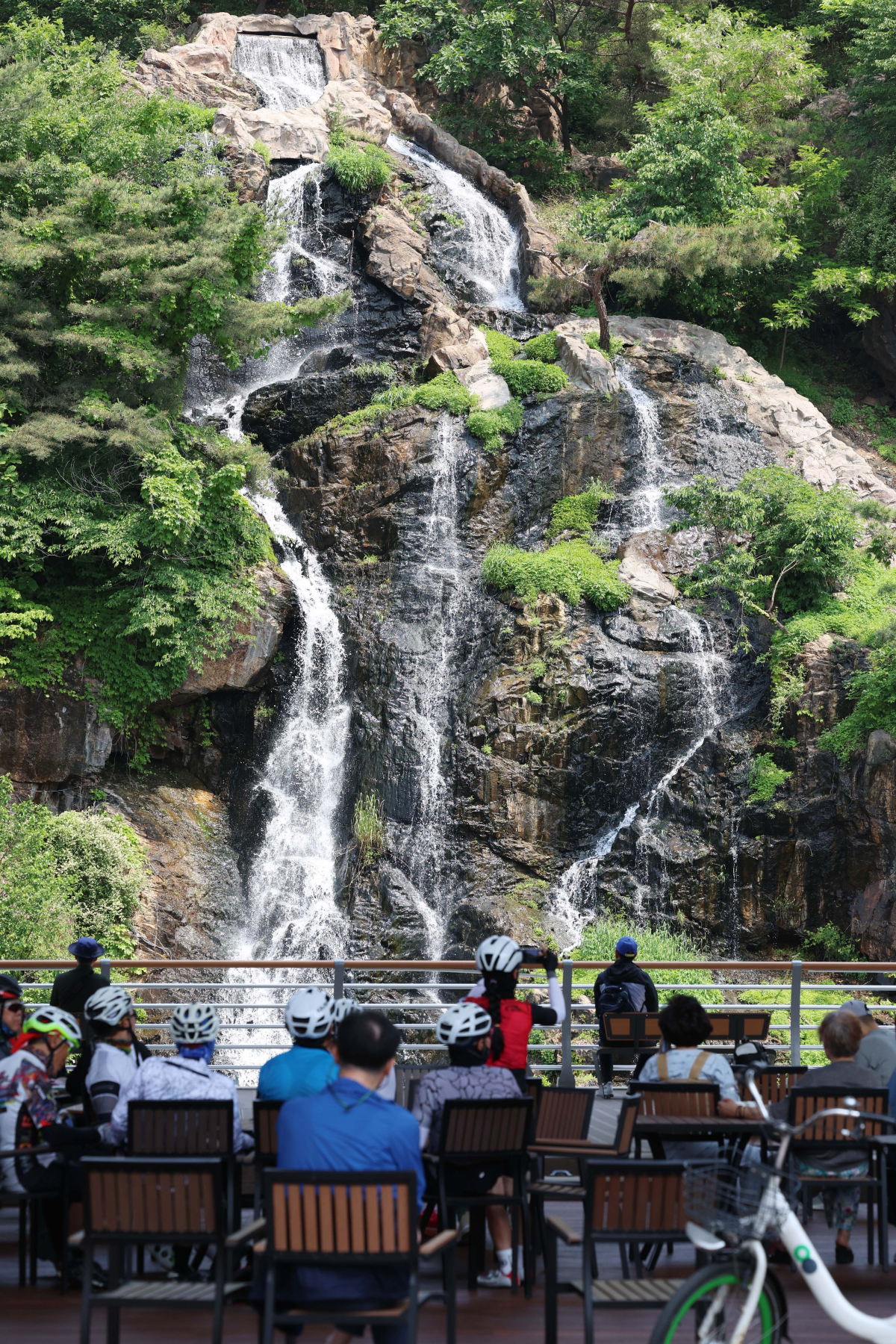 ▲전국이 평년기온을 웃도는 초여름날씨를 보인 15일 서울 서대문구 홍제천 인공폭포 앞 그늘에서 시민들이 더위를 식히고 있다. 신태현 기자 holjjak@