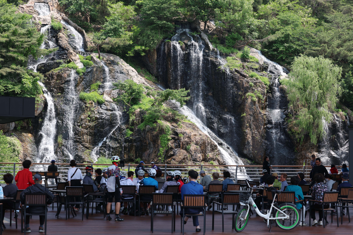 ▲전국이 평년기온을 웃도는 초여름날씨를 보인 15일 서울 서대문구 홍제천 인공폭포 앞 그늘에서 시민들이 더위를 식히고 있다. 신태현 기자 holjjak@
