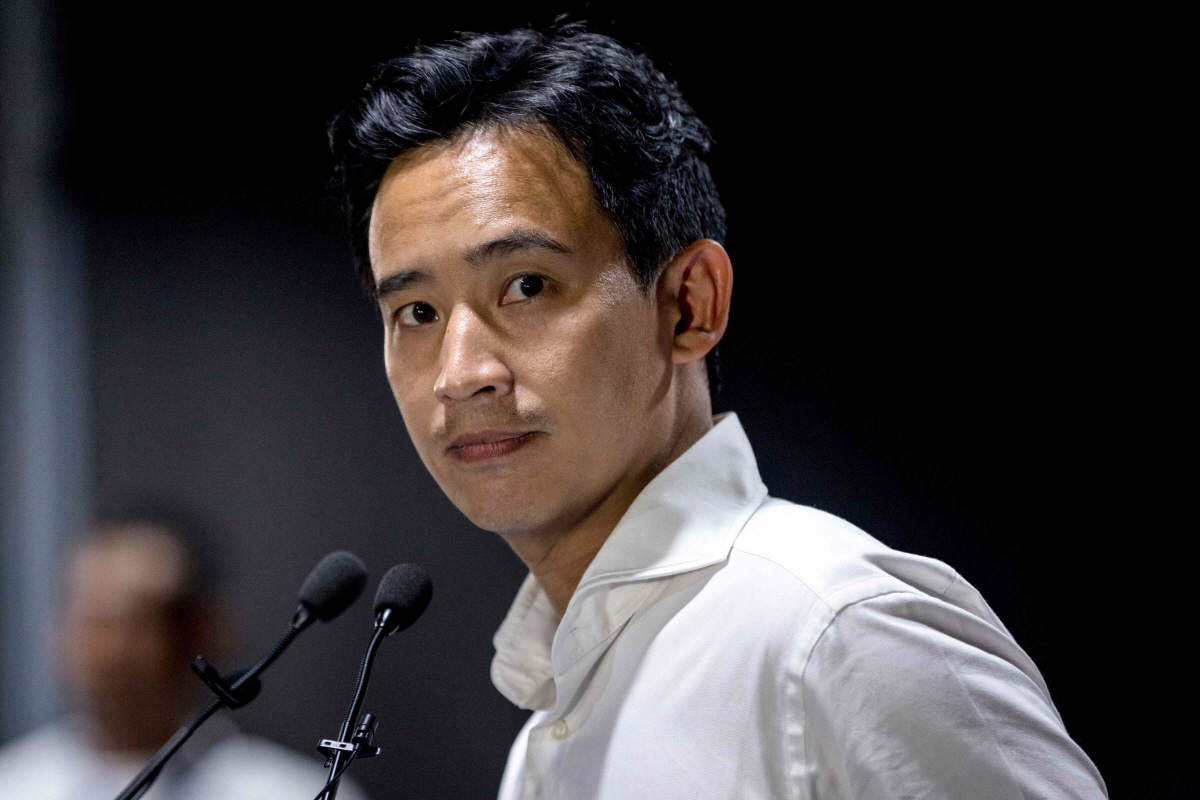 ▲피타 림짜른랏 태국 전진당 대표가 14일(현지시간) 기자회견을 준비하고 있다. 방콕/AFP연합뉴스