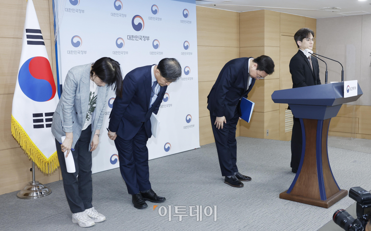 ▲조규홍 보건복지부 장관이 15일 서울 종로구 정부서울청사에서 간호법안 관련 보건복지부 입장 발표를 마친 후 인사를 하고 있다. 조현호 기자 hyunho@