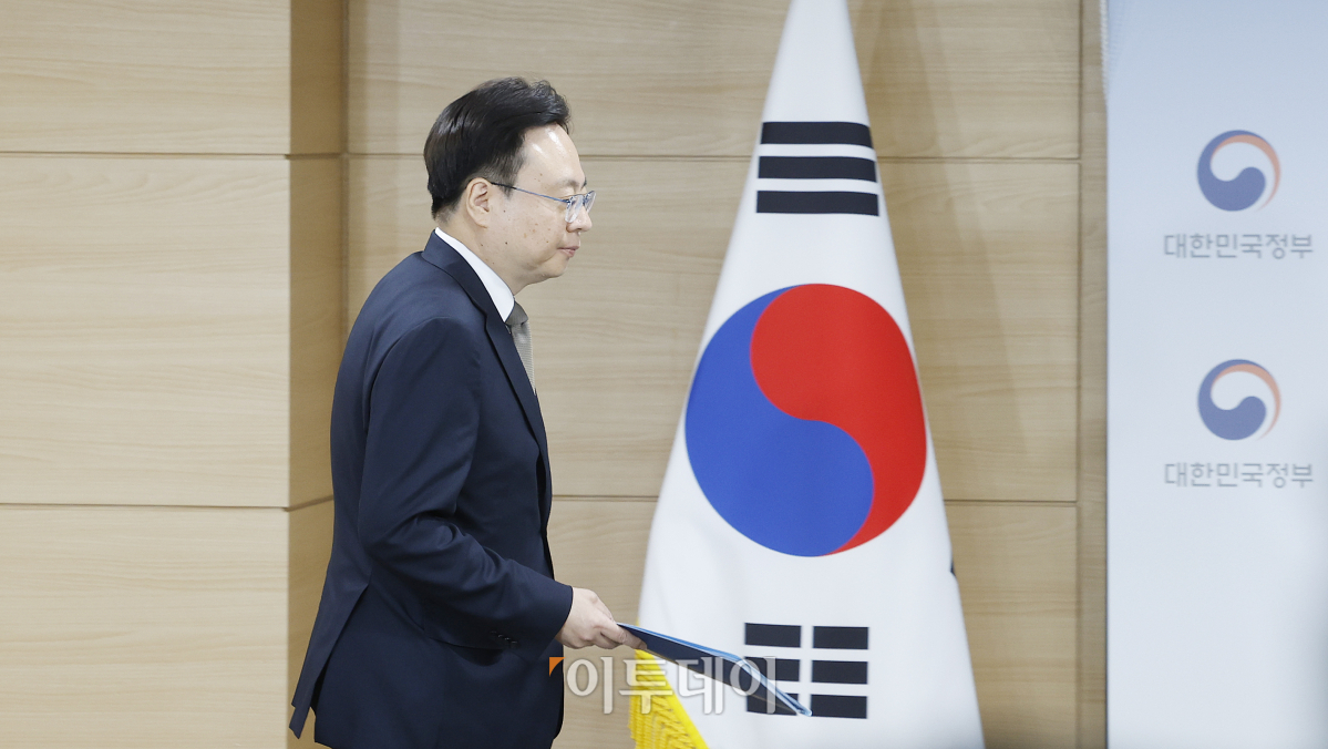 ▲조규홍 보건복지부 장관이 15일 서울 종로구 정부서울청사에서 간호법안 관련 보건복지부 입장 발표를 위해 브리핑룸에 들어서고 있다. 조현호 기자 hyunho@