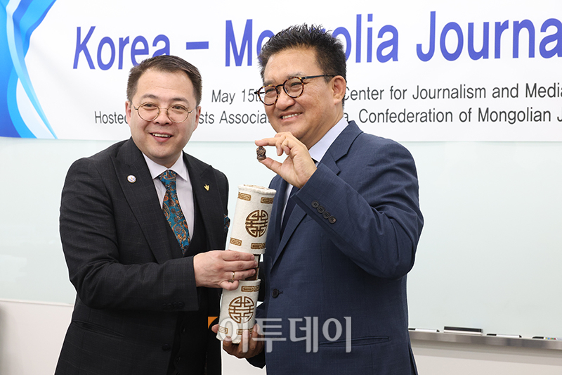 ▲김동훈(오른쪽) 한국기자협회장과 울지바야르 옷곤바타르(Ulziibayar Otgonbaatar) 몽골기자총연합회장이 15일 서울 중구 한국언론진흥재단 미디어교육원에서 열린 한국-몽골 언론 포럼에 앞서 선물을 들고 기념촬영을 하고 있다. (고이란 기자 photoeran@)