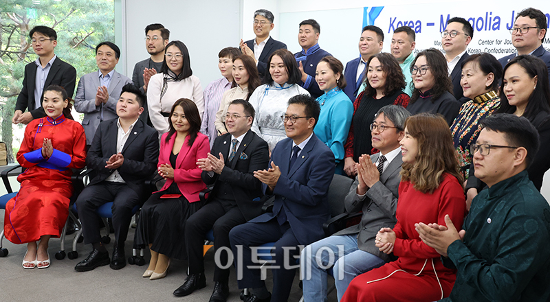 ▲김동훈(앞줄 오른쪽 네번째 부터) 한국기자협회장과 울지바야르 옷곤바타르(Ulziibayar Otgonbaatar) 몽골기자총연합회장이 15일 서울 중구 한국언론진흥재단 미디어교육원에서 열린 한국-몽골 언론 포럼에 앞서 참석자들과 기념촬영을 하고 있다. (고이란 기자 photoeran@)