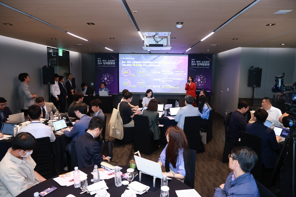 ▲이영 중소벤처기업부 장관은 15일 오전 서울 영등포구 글래드 여의도 호텔에서 1주년 기자간담회에 참석해 지난 1년간 추진한 주요 정책 성과와 향후 정책과제를 설명했다. (사진제공=중소벤처기업부)