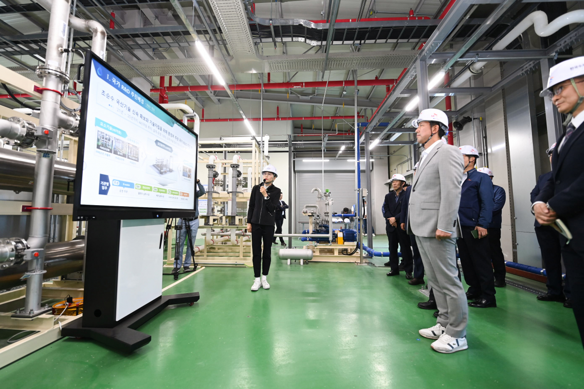 ▲15일 김장호 구미시장(오른쪽 첫번째)이 SK실트론 구미2공장에서 초순수 플랜트 구축 사업에 대한 설명을 듣고 있다. (연합뉴스)