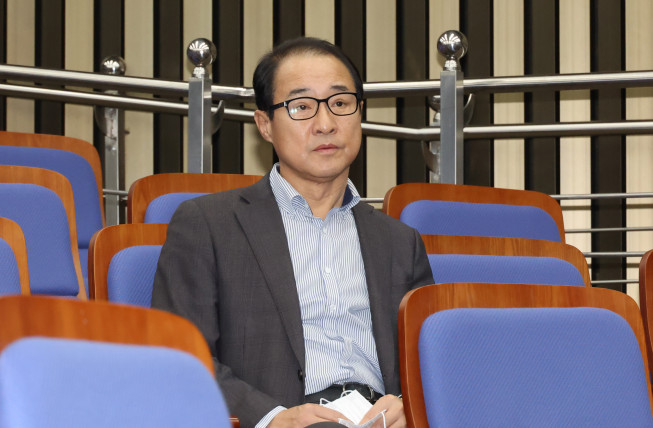 ▲더불어민주당 '2021년 전당대회 돈 봉투' 의혹과 관련해 탈당 의사를 밝힌 이성만 의원이 3일 오후 서울 여의도 국회에서 열린 의원총회에 참석해 있다. (연합뉴스)