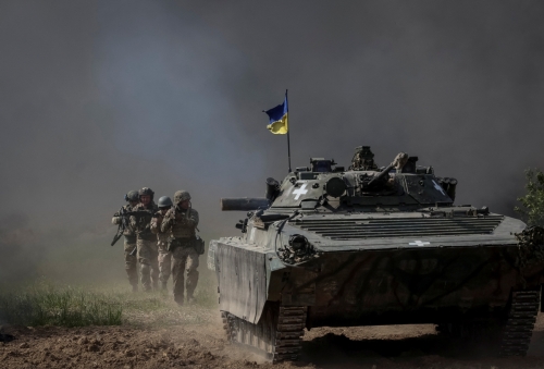 ▲우크라이나군이 체르니히우에서 15일(현지시간) 훈련을 하고 있다. 체르니히우/로이터연합뉴스
