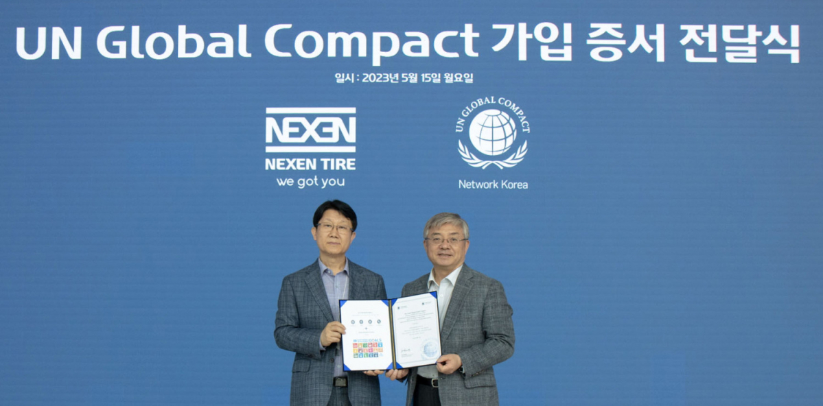 ▲넥센타이어 이현종(왼쪽) 사장이 서울 마곡에 자리한 넥센중앙연구소에서 UNGC 가입증서 전달식을 열었다. 전달식을 마친 이현종 사장이 UNGC 한국협회 유연철(오른쪽) 사무총장과 기념사진 촬영을 하고 있다. (사진제공=넥센타이어)