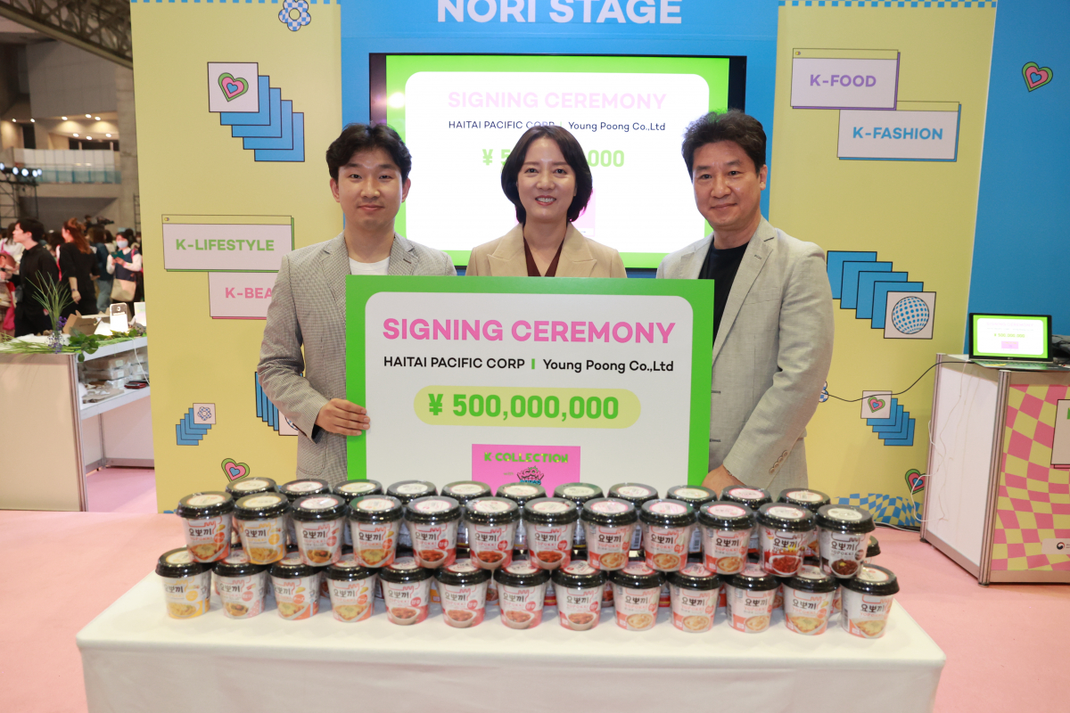 ▲이영 중소벤처기업부 장관(가운데)이 12일 일본 ‘마쿠하리 멧세’에서 개최된 KCON JAPAN 2023에 참석해 현지 바이어-중소기업 수출 MOU 체결후 기념 촬영하고 있다. (사진제공=중소벤처기업)