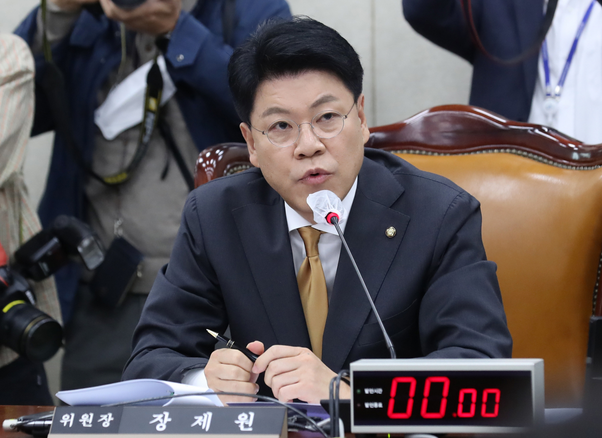 ▲[서울=뉴시스] 이영환 기자 = 장제원 국회 행정안전위원장이 25일 오전 서울 여의도 국회에서 열린 전체회의에서 발언을 하고 있다. 2023.04.25. 20hwan@newsis.com