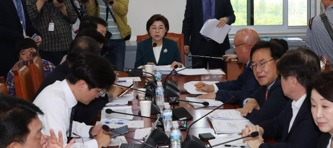 ▲전세사기피해자 지원 및 주거안정에 관한 특별법안 등을 심의하기 위해 16일 오전 서울 여의도 국회에서 열린 국토교통위원회 국토법안심사소위원회에서 김정재 소위원장이 발언하고 있다. (연합뉴스)