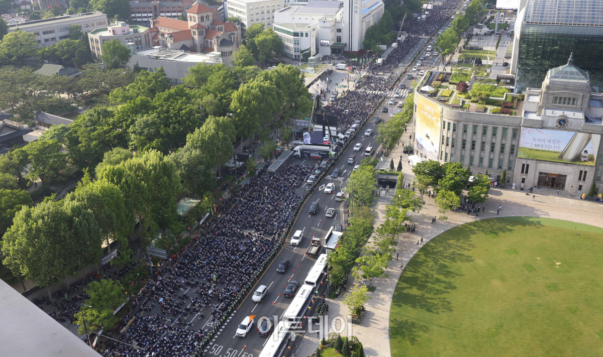 ▲민주노총 건설노조 조합원들이 16일 오후 서울 중구 시청역 일대에서 총파업 결의대회를 열고, 정부의 노조 탄압 중단 등을 촉구하고 있다.  조현호 기자 hyunho@