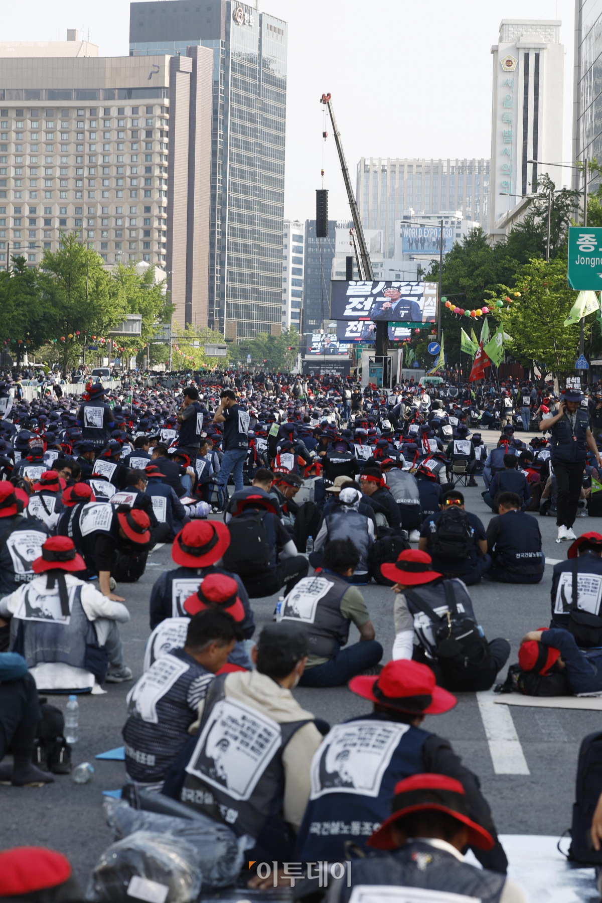 ▲민주노총 건설노조 조합원들이 16일 오후 서울 중구 시청역 일대에서 총파업 결의대회를 열고, 정부의 노조 탄압 중단 등을 촉구하고 있다.  조현호 기자 hyunho@