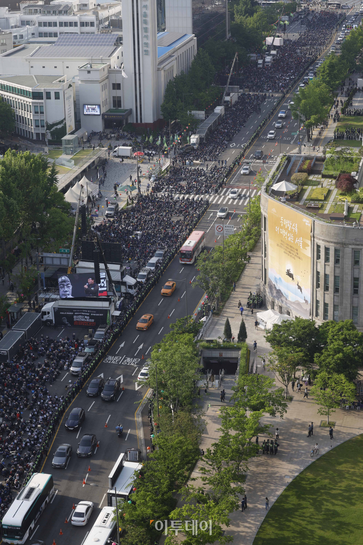 ▲민주노총 건설노조 조합원들이 16일 오후 서울 중구 시청역 일대에서 총파업 결의대회를 열고, 정부의 노조 탄압 중단 등을 촉구하고 있다.  조현호 기자 hyunho@