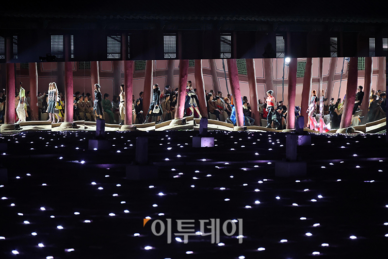 ▲16일 서울 경복궁 근정전에서 열린 '구찌 2024 크루즈  패션쇼'. (사진공동취재단)