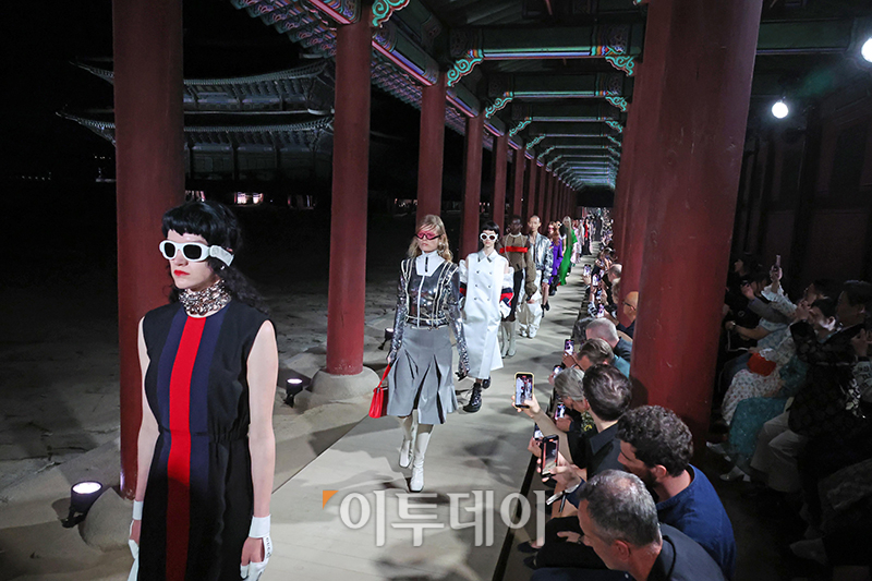 ▲16일 서울 경복궁 근정전에서 열린 '구찌 2024 크루즈  패션쇼'. (사진공동취재단)