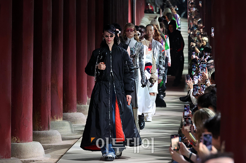▲16일 서울 경복궁 근정전에서 열린 '구찌 2024 크루즈  패션쇼'. (사진공동취재단)