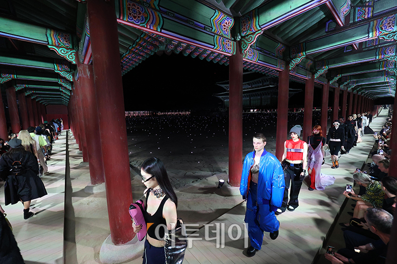 ▲16일 서울 경복궁 근정전에서 열린 '구찌 2024 크루즈  패션쇼'. (사진공동취재단)