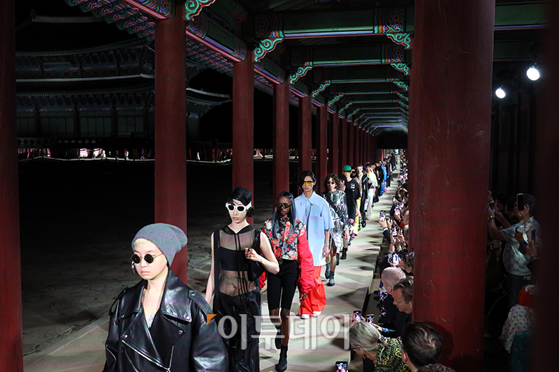 ▲16일 서울 경복궁 근정전에서 열린 '구찌 2024 크루즈  패션쇼'. (사진공동취재단)