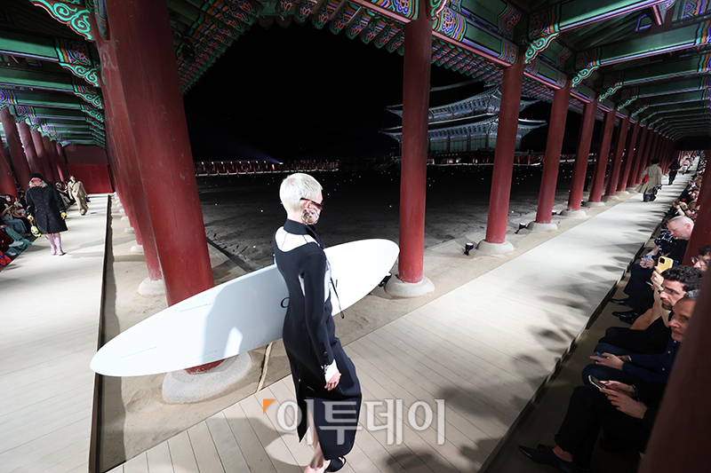 ▲16일 서울 경복궁 근정전에서 열린 '구찌 2024 크루즈  패션쇼'. (사진공동취재단)