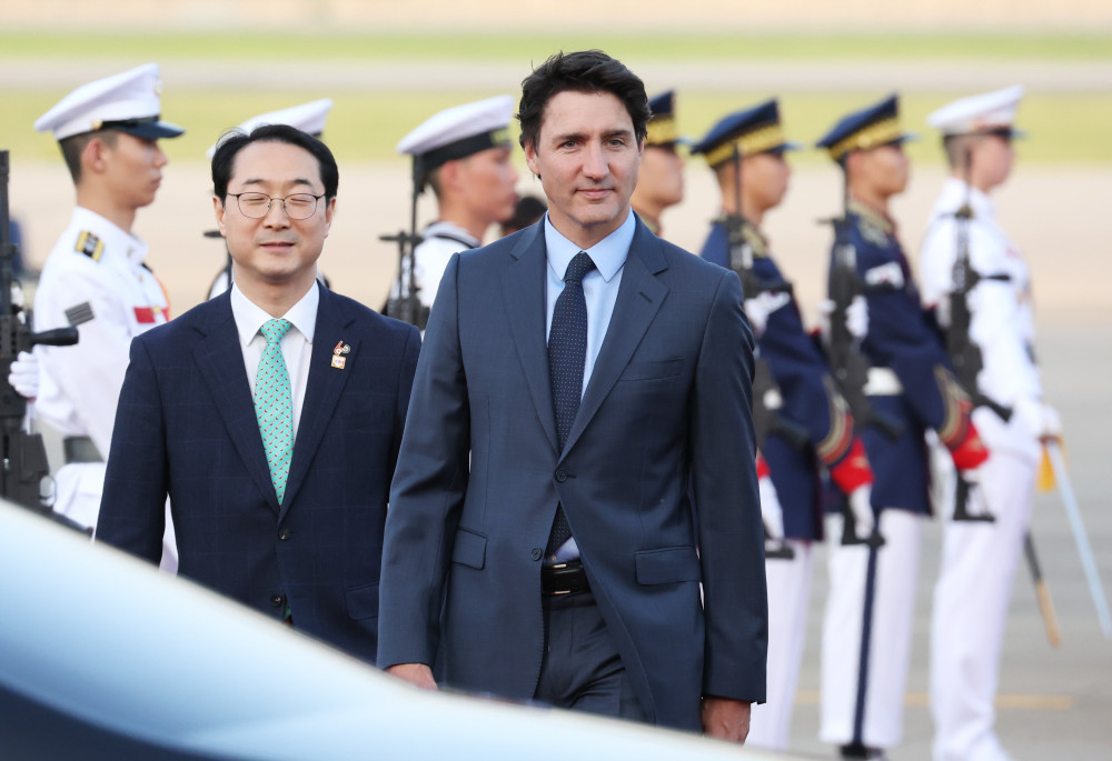 ▲방한한 쥐스탱 트뤼도 캐나다 총리가 16일 오후 성남시 서울공항으로 도착하고 있다.  (연합뉴스)