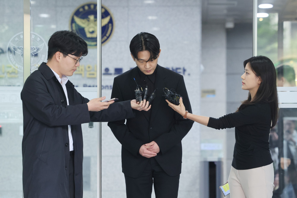 ▲마약류 투약 혐의를 받는 배우 유아인이 17일 오전 서울경찰청 마약범죄수사대에서 마약류관리법 위반 피의자 신분으로 2차 조사를 마친 뒤 고개숙여 인사하고 있다. (연합뉴스)
