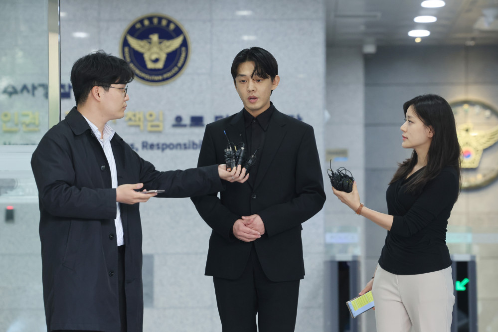 ▲마약류 투약 혐의를 받는 배우 유아인이 17일 오전 서울경찰청 마약범죄수사대에서 마약류관리법 위반 피의자 신분으로 2차 조사를 마친 뒤 취재진의 질문에 답하고 있다. (연합뉴스)