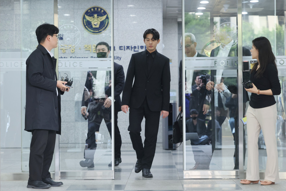 ▲마약류 투약 혐의를 받는 배우 유아인이 17일 오전 서울경찰청 마약범죄수사대에서 마약류관리법 위반 피의자 신분으로 2차 조사를 마친 뒤 청사를 나서고 있다. (연합뉴스)