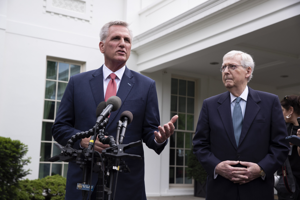 ▲케빈 매카시(왼쪽) 미국 하원의장과 미치 매코널 상원 원내대표가 16일(현지시간) 백악관에서 조 바이든 대통령과 부채한도 협상 후 기자회견을 하고 있다. 워싱턴D.C/EPA연합뉴스