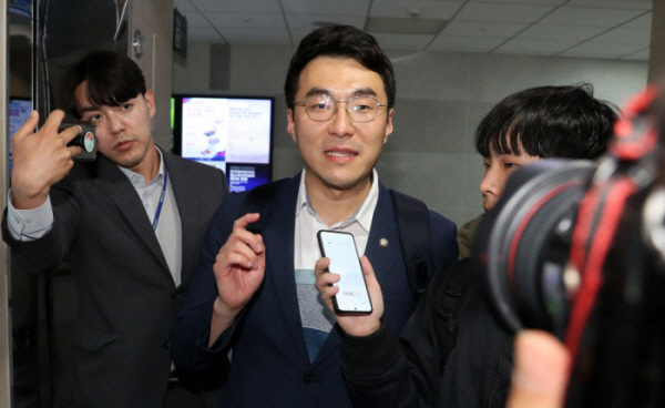 ▲코인 보유 논란에 휩싸인 김남국 더불어민주당 의원이 9일 오후 서울 여의도 국회 의원회관에서 이동하고 있다. (뉴시스)
