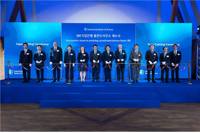 ▲(왼쪽부터) 박봉규 IBK기업은행 글로벌·자금시장 그룹장, 안승광 브로츠와프 기업협의회장, 체자르 프쉬빌스키 돌르노실롱스키에 주총리, 이홍민 폴란드 한인연합회장, 안나 하우바 폴란드 재무부 차관, 김성태 IBK기업은행장, 임훈민 주폴란드 대사, 야로스와프 오브램스키 돌르노실롱스키에 주지사, 파벨 쿠르타시 폴란드 투자청장, 조봉현 IBK기업은행 경제연구소장, 최광진 IBK기업은행 CIB그룹장, 김지욱 IBK기업은행 폴란드 사무소장이 16일 폴란드 브로츠와프에서 열린 'IBK기업은행 폴란드 사무소 개소식'에서 테이프 커팅 행사를 하고 있다. (사진제공=IBK기업은행)