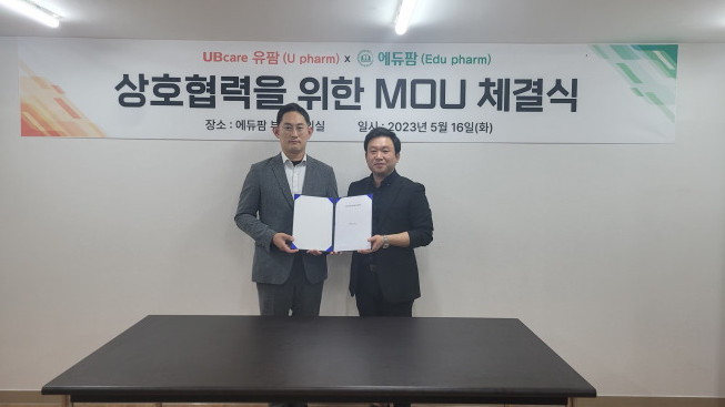 ▲강성길 유비케어 약국사업팀 팀장과 박성환 에듀팜 대표가 부산 사상구 에듀팜 본사에서 업무협약을 체결한 뒤 기념촬영을 하고 있다. (사진제공=유비케어)