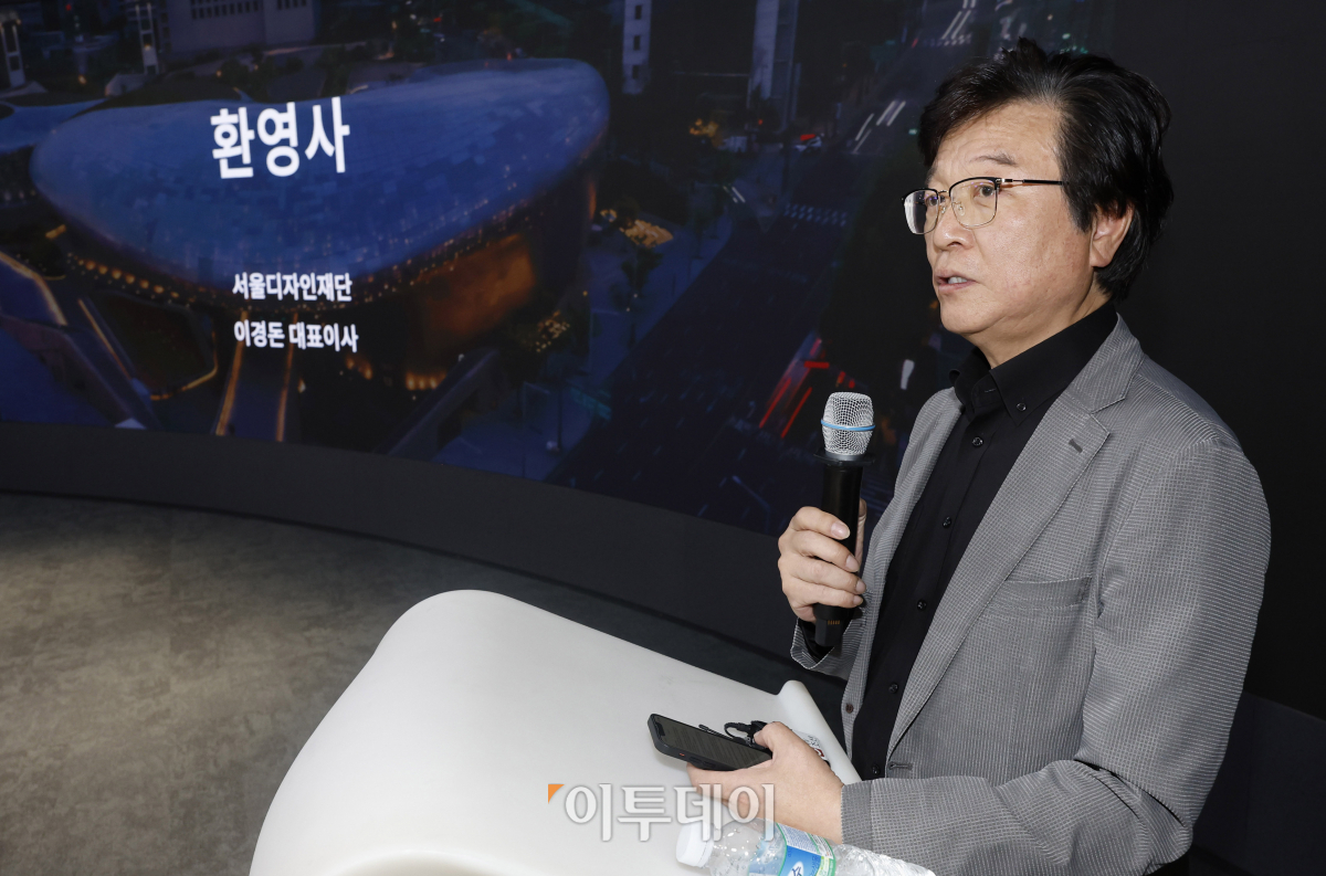 ▲이경돈 서울디자인재단 대표이사가 17일 오전 서울 중구 동대문디자인플라자(DDP)에서 열린 '에어비앤비 글로벌 캠페인 론칭 기념 기자간담회'에서 환영사를 하고 있다. 조현호 기자 hyunho@