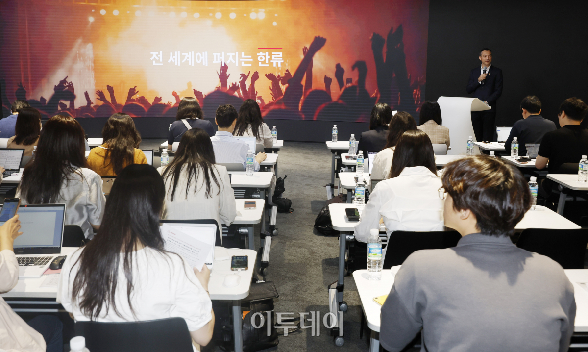 ▲네이선 블레차르지크 에어비앤비 공동창업자 겸 CSO가 17일 오전 서울 중구 동대문디자인플라자(DDP)에서 열린 '에어비앤비 글로벌 캠페인 론칭 기념 기자간담회'에서 '한국에서의 에어비앤비'를 주제로 발표를 하고 있다. 조현호 기자 hyunho@