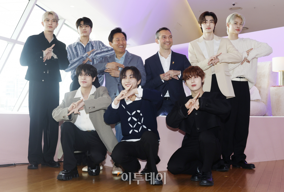 ▲오세훈 서울시장과 네이선 블레차르지크 에어비앤비 공동창업자 겸 CSO가 17일 오전 서울 중구 동대문디자인플라자(DDP)에서 열린 '에어비앤비 글로벌 캠페인 론칭 기념행사에서 그룹 엔하이픈과 포즈를 취하고 있다. 조현호 기자 hyunho@