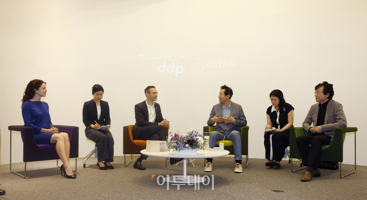 ▲오세훈 서울시장과 네이선 블레차르지크 에어비앤비 공동창업자 겸 CSO가 17일 오전 서울 중구 동대문디자인플라자(DDP)에서 열린 '에어비앤비 글로벌 캠페인 론칭 기념행사에서 대화를 하고 있다. 조현호 기자 hyunho@